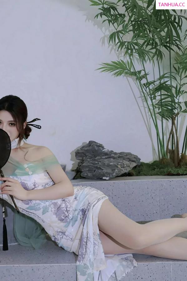   [XiuRen]高清写真图 2025.08.27 No.10694 阿依莎 浅色古风第26张图片